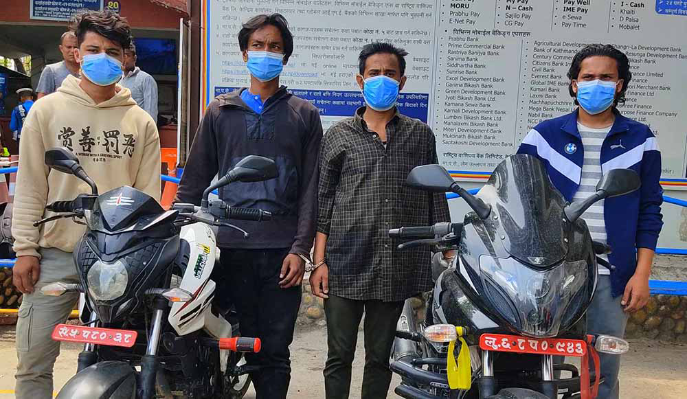 मोटरसाइकल चोरीमा संलग्न ४ जना पक्राउ