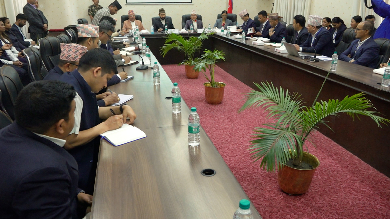 निर्वाचन आयोगले गर्‍यो गृहमन्त्री लामिछानेसँग छलफल