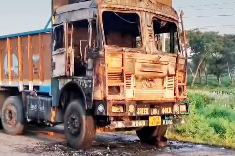 दुर्गा प्रसाईँका समर्थकले झापामा जलाए तीन वटा मालबाहक ट्रक