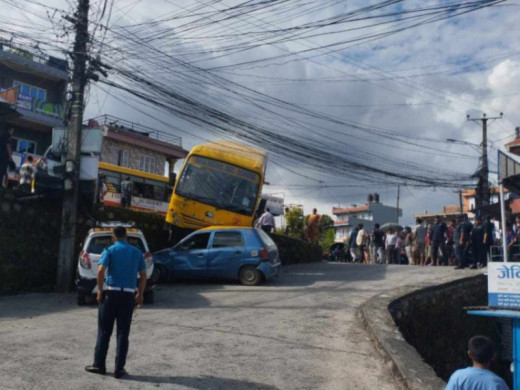 पोखराको घारीपाटन चोकमा स्कुल बस दुर्घटना