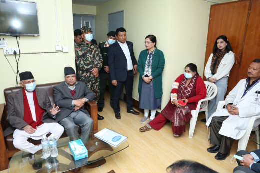 राष्ट्रपति पौडेलको स्वास्थ्य अवस्था बुझ्न प्रधानमन्त्री ओली पुगे अस्पताल