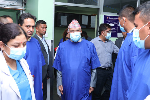 प्रधानमन्त्री ओलीले अस्पताल पुगेर उपचाररत पाइलटलाई भेटे