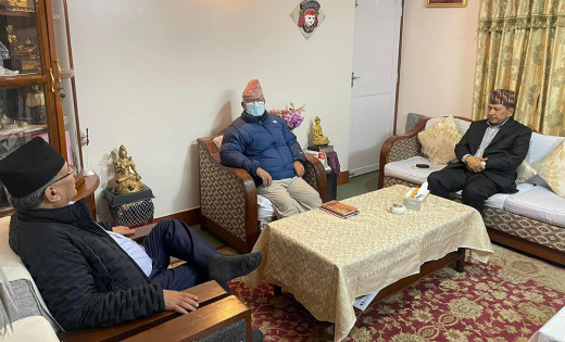 माधव नेपाललाई भेट्न पुगे प्रचण्ड र नारायणकाजी