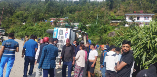 काठमाडौंबाट ओखलढुङ्गा जाँदै गरेको बस दोलखामा दुर्घटना