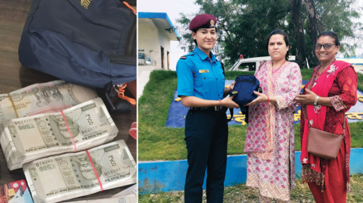 बसमा भेटिएको ३ लाख रुपैयाँ प्रहरीले सम्बन्धित व्यक्तिलाई बुझायो