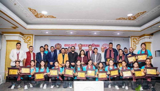 महिला भलिबल टिमलाई काठमाडौं महानगरको जनही एक लाख नगदसहित सम्मान