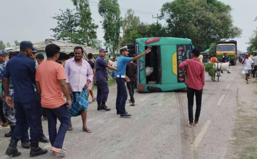 ओभरटेक गर्दा रौतहटमा बस दुर्घटना, एकको मृत्यु, ८ घाइते