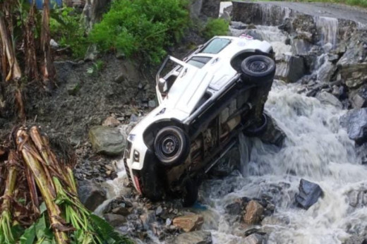 म्याग्दीमा बाढीले गाडी बगायो