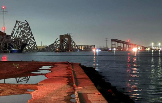 कार्गो जहाज ठोक्किँदा अमेरिकाको बाल्टिमोरमा पुल भत्कियो, गाडीहरु पानीमा डुबे