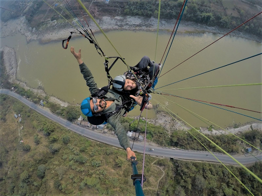 चितवनमा व्यावसायिक रुपमा प्याराग्लाइडिङ उडान सुरु