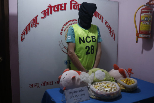 करिब २१ करोड मूल्य बराबरको कोकिनसहित विमानस्थलबाट विदेशी नागरिक पक्राउ