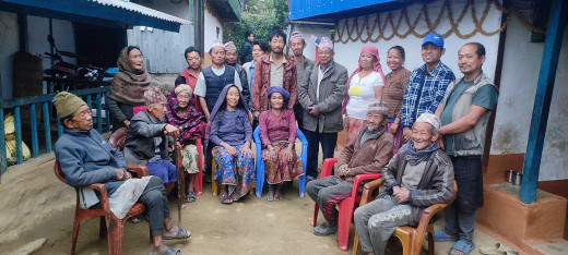 उपनिर्वाचनः इलाम २ मा मतदाता फकाउँदै उम्मेदवार 