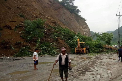 मध्यपहाडी लोकमार्ग : यी ठाउँमा पहिरो, यातायात ठप्प, यात्रु अलपत्र