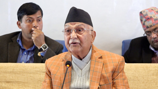 ‘पूर्वमन्त्रीलाई हतकडी, व्यापारीलाई अस्पताल लैजाने कस्तो थिति?’