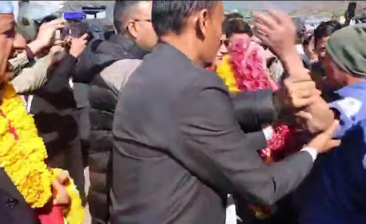 एमाले अध्यक्ष ओलीमाथि धनकुटामा मुक्का प्रहार [भिडिओ]