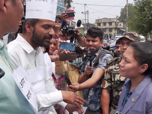 विभिन्न शैक्षिक माग राखेर आन्दोलनरत चापागाईंलाई भेट्न माइतीघरमा शिक्षामन्त्री 