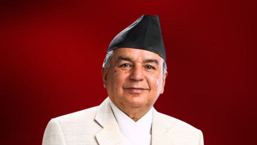 राष्ट्रपतिले दुईजना बहिनीसँग भाइटीका लगाउदै 