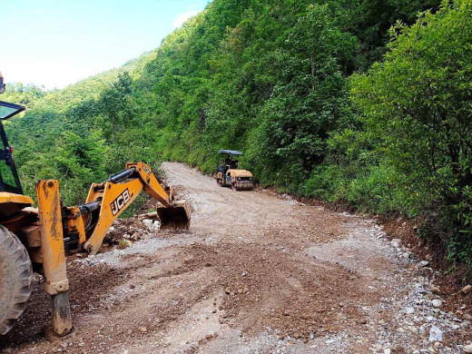 सडकको स्तरोन्नति पर्खँदै स्थानीय