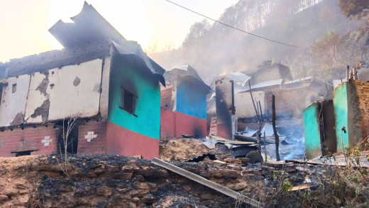 डढेलो गाउँमा सल्कँदा गुल्मी, अर्घाखाँची र नवलपरासीमा ६० भन्दा धेरै घरगोठ जले