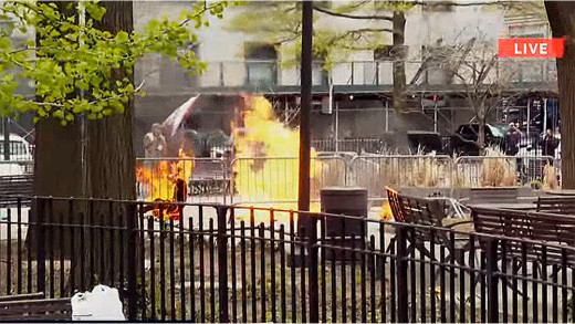 अमेरिकी अदालत अगाडि एक व्यक्तिले आफैमाथि आगो लगाएपछि...