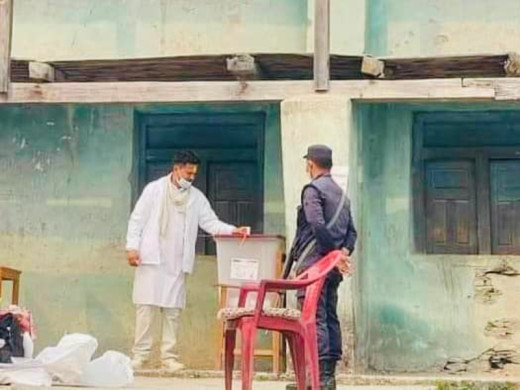 बझाङ उपनिर्वाचनः कांग्रेस उम्मेदवार सिंहले गरे मतदान