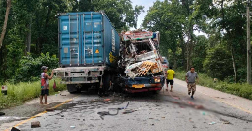 चितवनमा कन्टेनर र ट्रक ठोक्किँदा दुवै चालकको मृत्यु, सहचालकको अवस्था गम्भीर