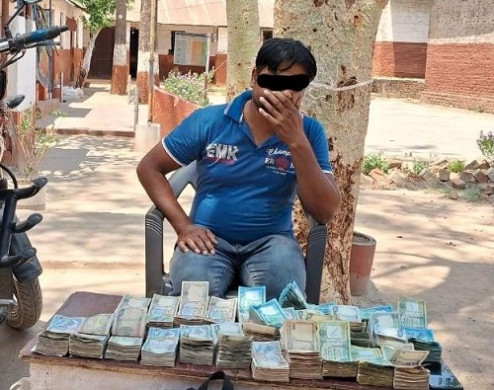 स्रोत नखुलेको १४ लाख रुपैयाँसहित एक पक्राउ 