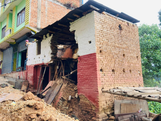 अविरल वर्षाले बाग्लुङमा घर भत्कियो,परिवार विस्थापित