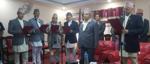 एमालेका ४ सांसदले शपथ लिएसँगै बागमतीमा मन्त्रीको संख्या १३, मन्त्रालय १२