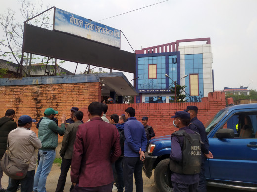 नेप्से पुगेका तीनजना शेयर लगानीकर्ता पक्राउ