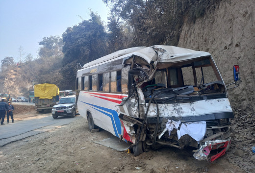 तीर्थयात्री बोकेको बस धादिङमा दुर्घटना, २० जना घाइते