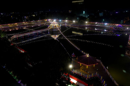 सूर्यको पूजा आराधना गरी आज छठ पर्व मनाइँदै