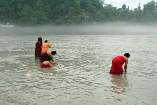साउनमा देवघाट मेलामा एक लाख ३० हजार भक्तजनले गरे स्नान