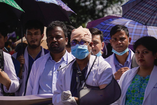 सडकबाटै डाक्टरको प्रश्न— यो राज्यलाई हामी चाहिन्छ कि चाहिँदैन?