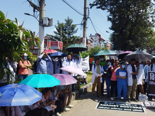 माइतीघरमा चिकित्सक आन्दोलन जारी, पेसागत सुरक्षा माग