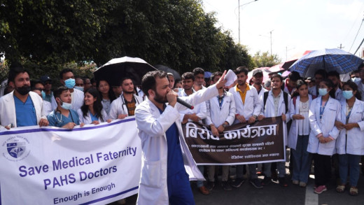 अस्पताल छोडेर सडकमा आएका डाक्टर के भन्छन् ?