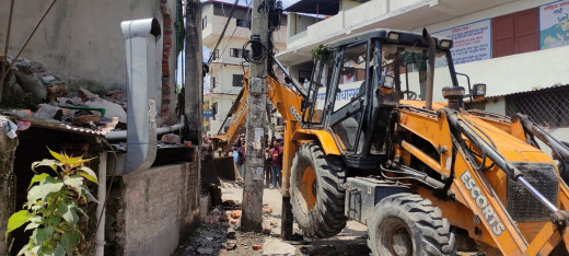 सार्वजनिक जग्गा मिचेर बनाइएका संरचना हटाइए