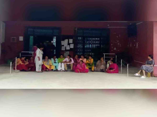 तलब माग गर्दै ईसीडी शिक्षकले सुरु गरे धर्ना