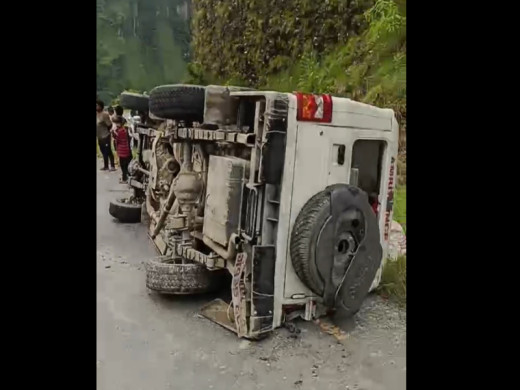पर्वतमा बिरामी बोकेको एम्बुलेन्स दुर्घटना