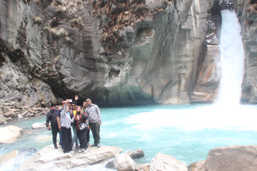 पर्यटक लोभ्याउँदै अन्नपूर्ण पदमार्गका झरना