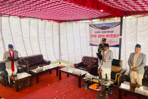 गण्डकी : मुख्यमन्त्री अधिकारीसहित चुमान र मनाङेले लिए मन्त्रीको शपथ