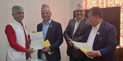 कोशीमा माओवादीका मन्त्रीहरूले मुख्यमन्त्रीलाई बुझाए राजीनामा