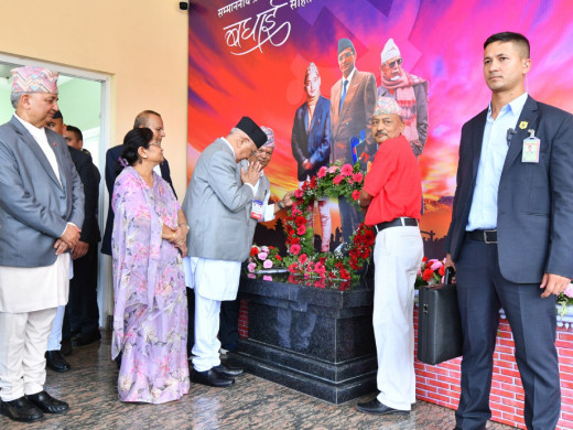 च्यासल पुगेर प्रधानमन्त्री ओलीले गरे शीर्ष नेताको तस्बिरमा माल्यार्पण