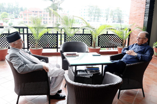 प्रधानमन्त्री प्रचण्ड र ओलीबीच बालुवाटारमा भेटवार्ता