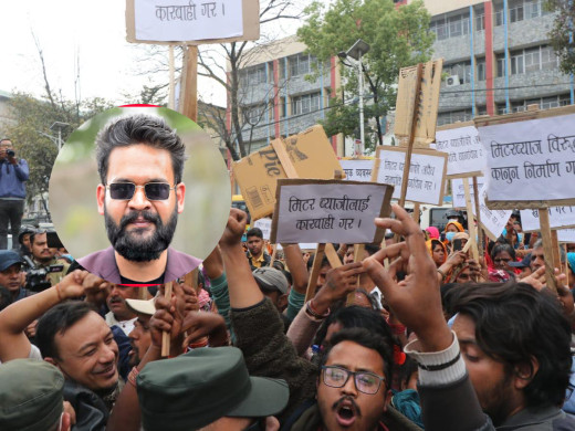 मिटरब्याजीविरुद्धको आन्दोलनमा मेयर बालेनको ऐक्यबद्धता