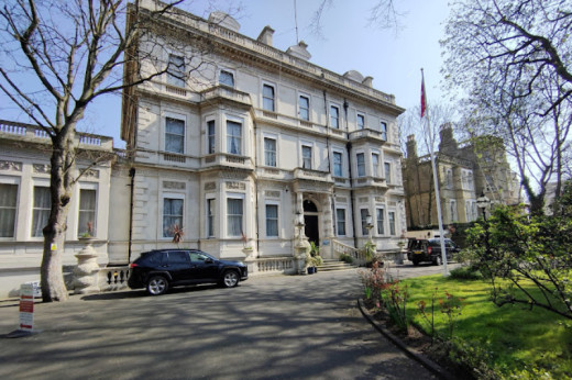 बेलायतमा प्रदर्शन चर्किएपछि नेपाली दूतावासले भन्यो– सतर्क रहनू, हुलदङ्गा भएको ठाउँमा नजानू