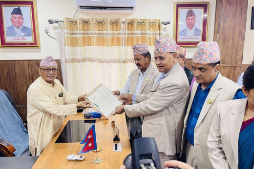 लुम्बिनीको मुख्यमन्त्रीमा एमालेका चेतनारायण आचार्यको दाबी पेस