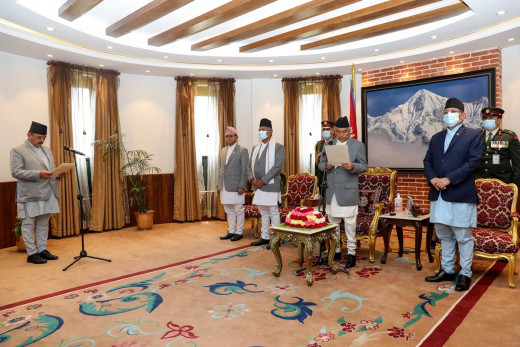 नवनियुक्त मन्त्री आचार्यद्वारा शपथ ग्रहण