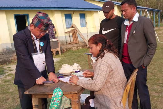 रास्वपाका उम्मेदवार लिम्बूद्वारा मतदान