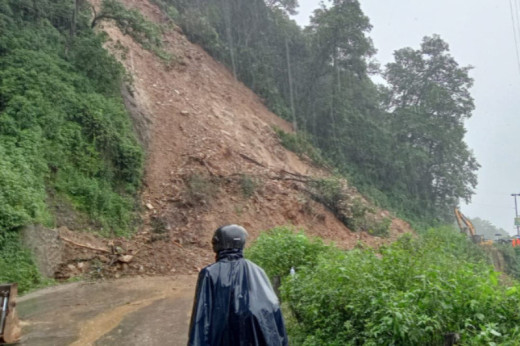 झरी परिरहँदा नागढुंगा–नौबिसे सडकमा पहिरो पन्छाउन समस्या, यातायात ठप्प